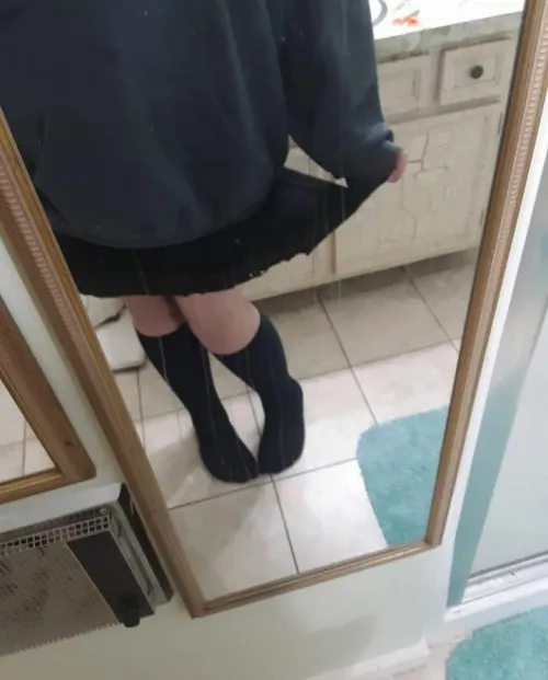 Hi please don’t make fun of me I’ve still very new to Reddit and hope to make some friends,here’s me in a skirt :3