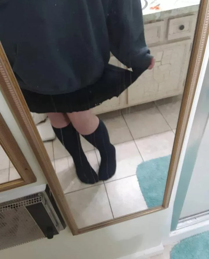 Hi please don’t make fun of me I’ve still very new to Reddit and hope to make some friends,here’s me in a skirt :3