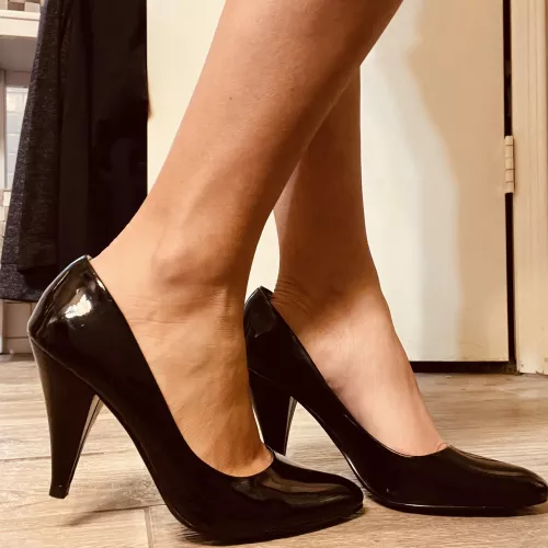 Hi there! I’m new here. First post are my favorite patent leather black pumps.
