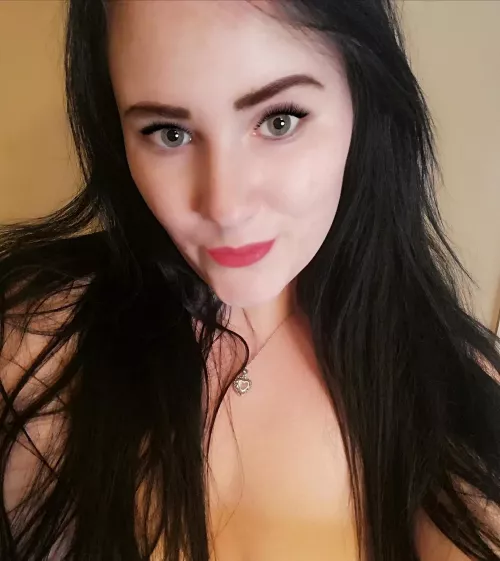 Hi there, naughty brunette here 😜