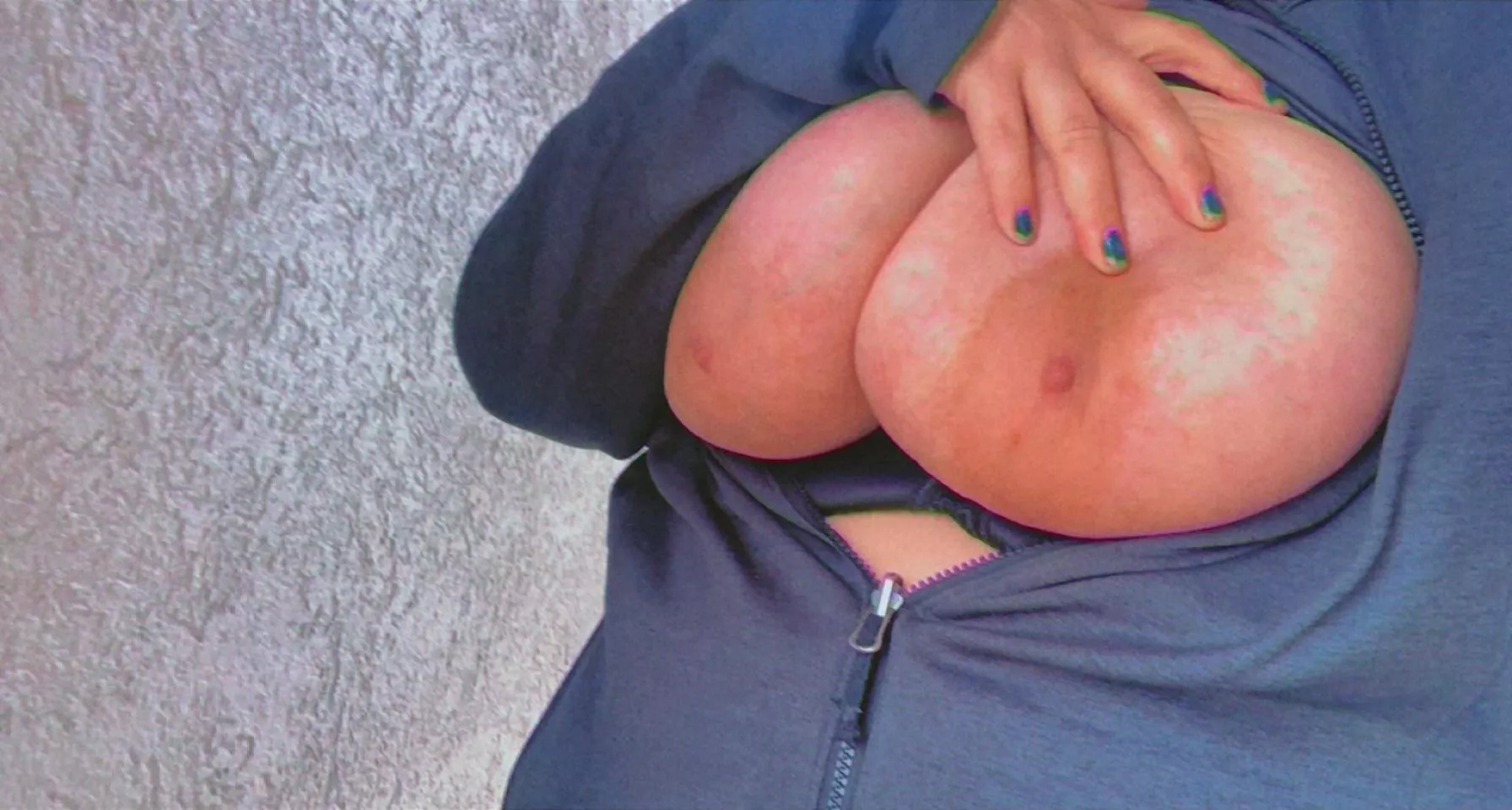 hiding outside at work. don’t let my boss see😉