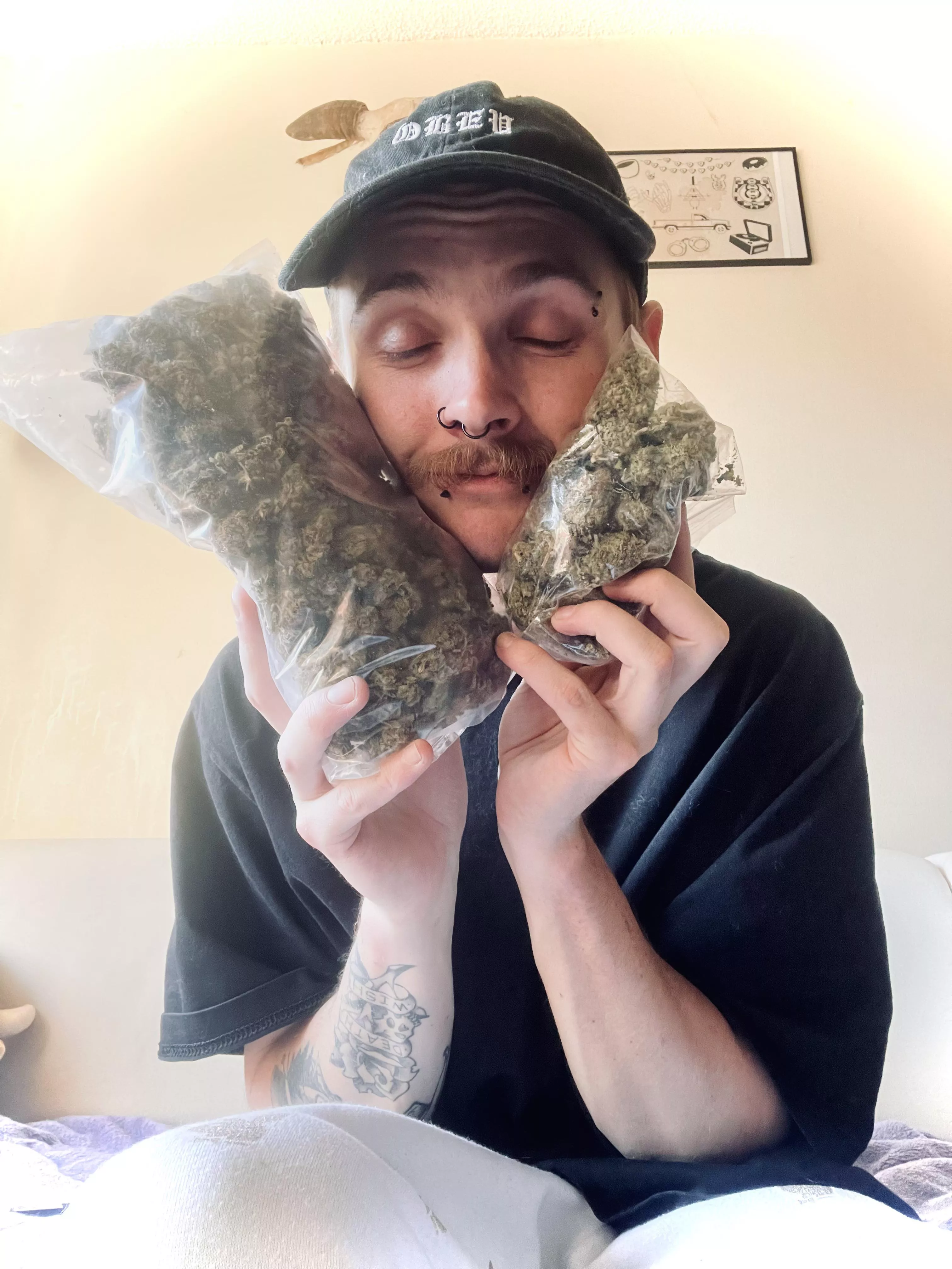 Hiii💕 26 6.4” stoner trying to make some people smile🍀