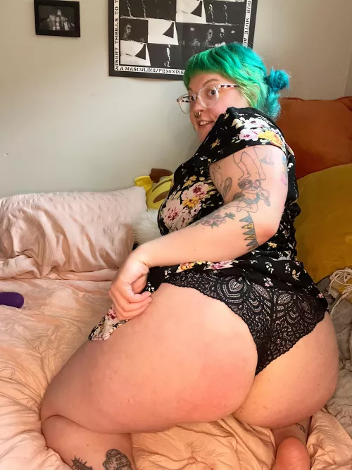 hiiii i’m new here! who wants to slap my big ass?! 👋🍑