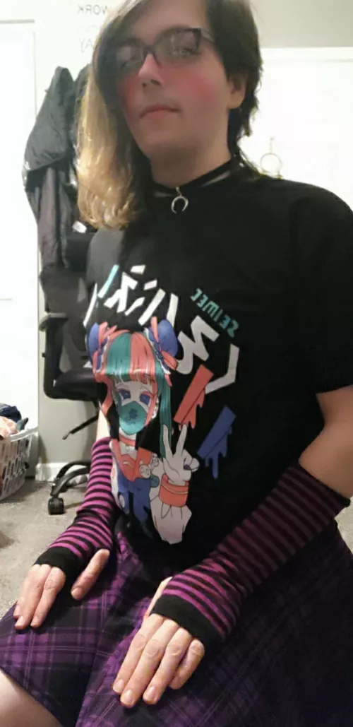 hiya for a new shirt and sweet choker 💜