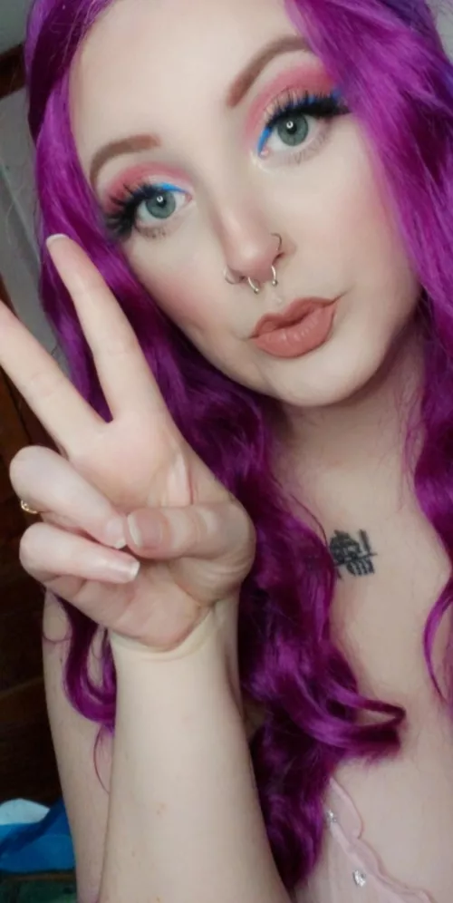 hope everyone's having a great day! 🍒💸