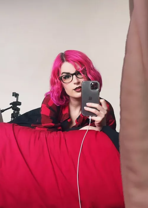 hope i’m the first thing you see in the morning 🖤