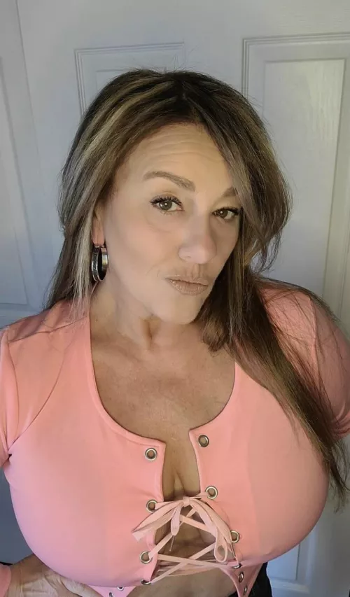 Hot busty cougar 🤤