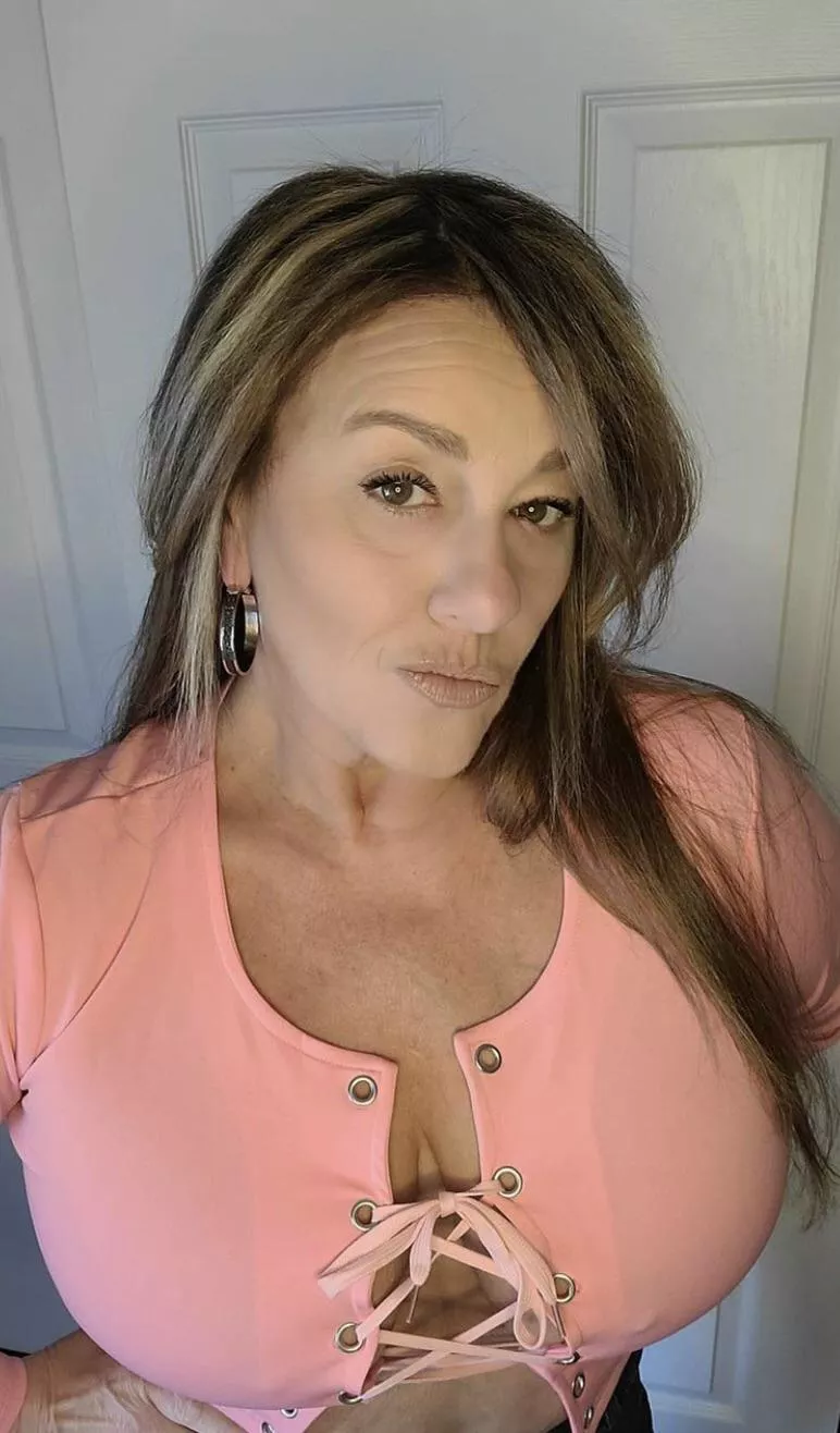 Hot busty cougar 🤤