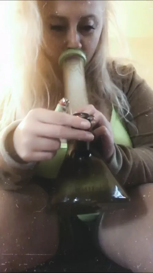 hot girl that take big bong rips 🤩