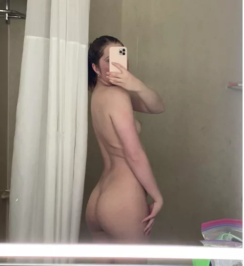 hotel bathrooms have the worst lighting. don’t they know i’m trying to take nudes in there? [f]