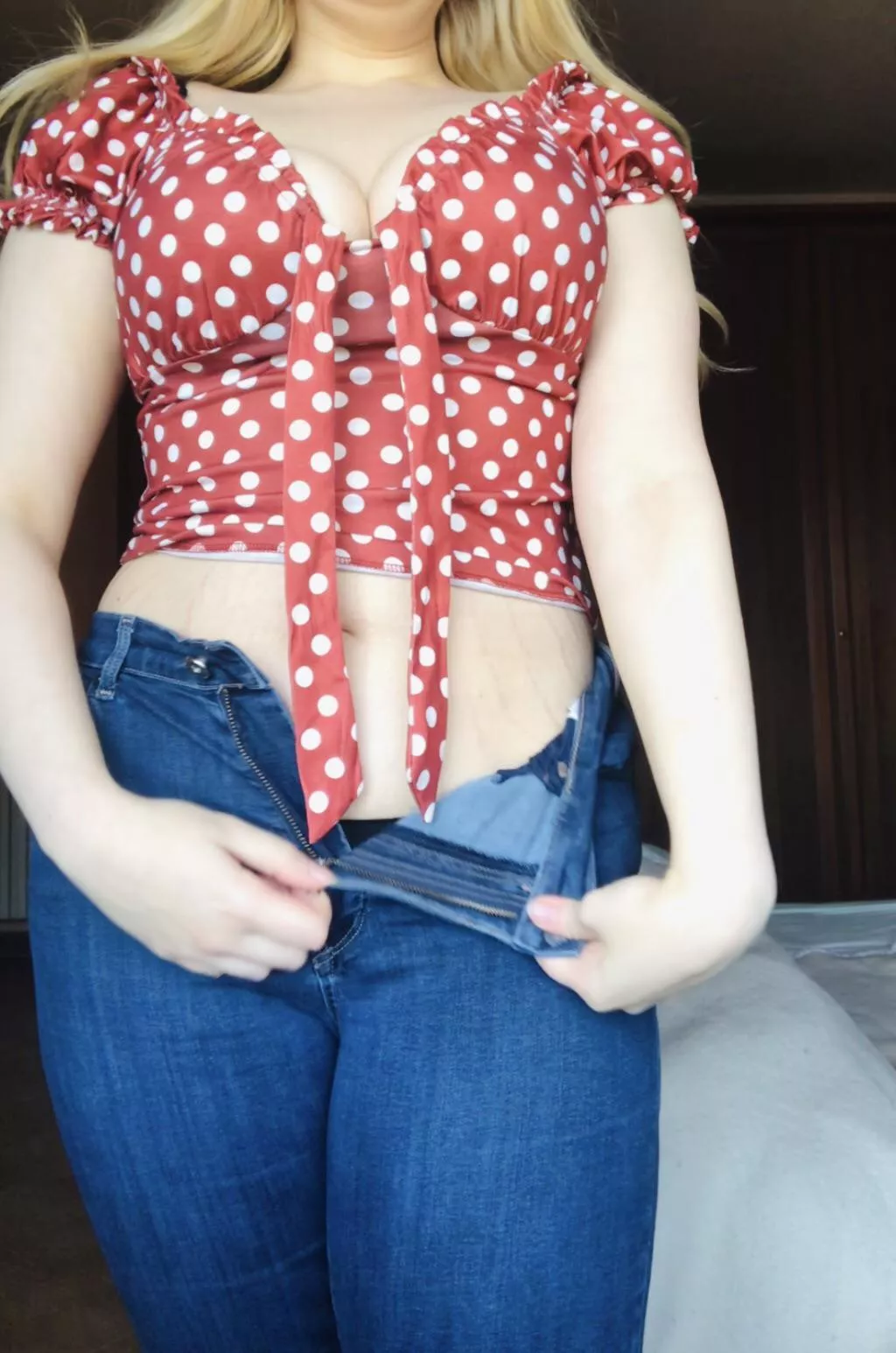 How about a hot striptease to warm up your Monday? 🔥