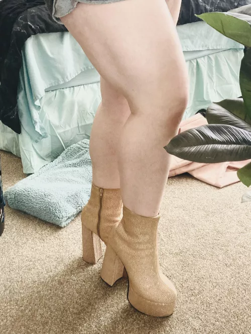 How about these rhinestone platform boots? Sparkle sparkle ✨