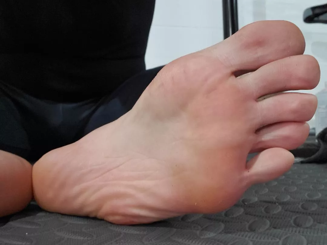 How long would you last worshipping my feet?