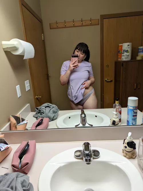 I always feel so naughty when I wear thongs under my scrubs 😘