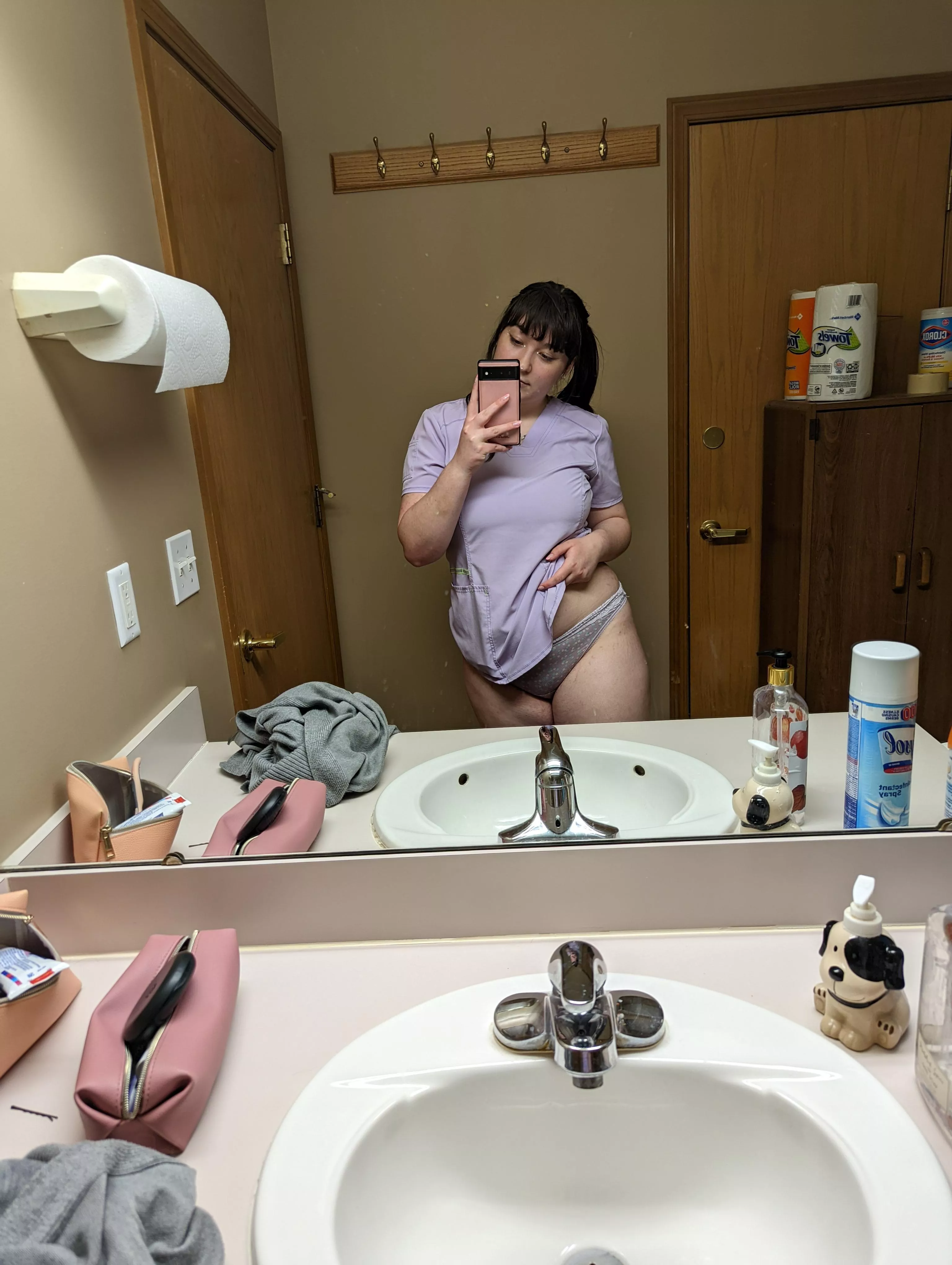 I always feel so naughty when I wear thongs under my scrubs 😘