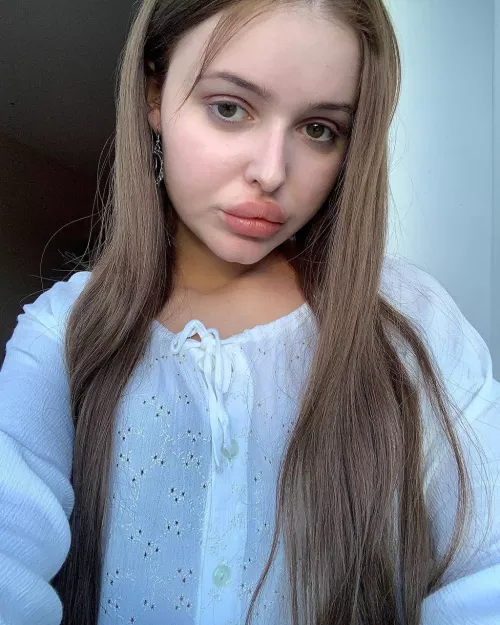 I am a qualified psychologist and I help people understand their problems and find solutions. In my consultations I also use sexting therapy, which goes well with psychological conversation. 🙂