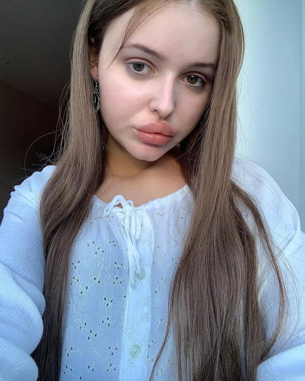 I am a qualified psychologist and I help people understand their problems and find solutions. In my consultations I also use sexting therapy, which goes well with psychological conversation. 🙂