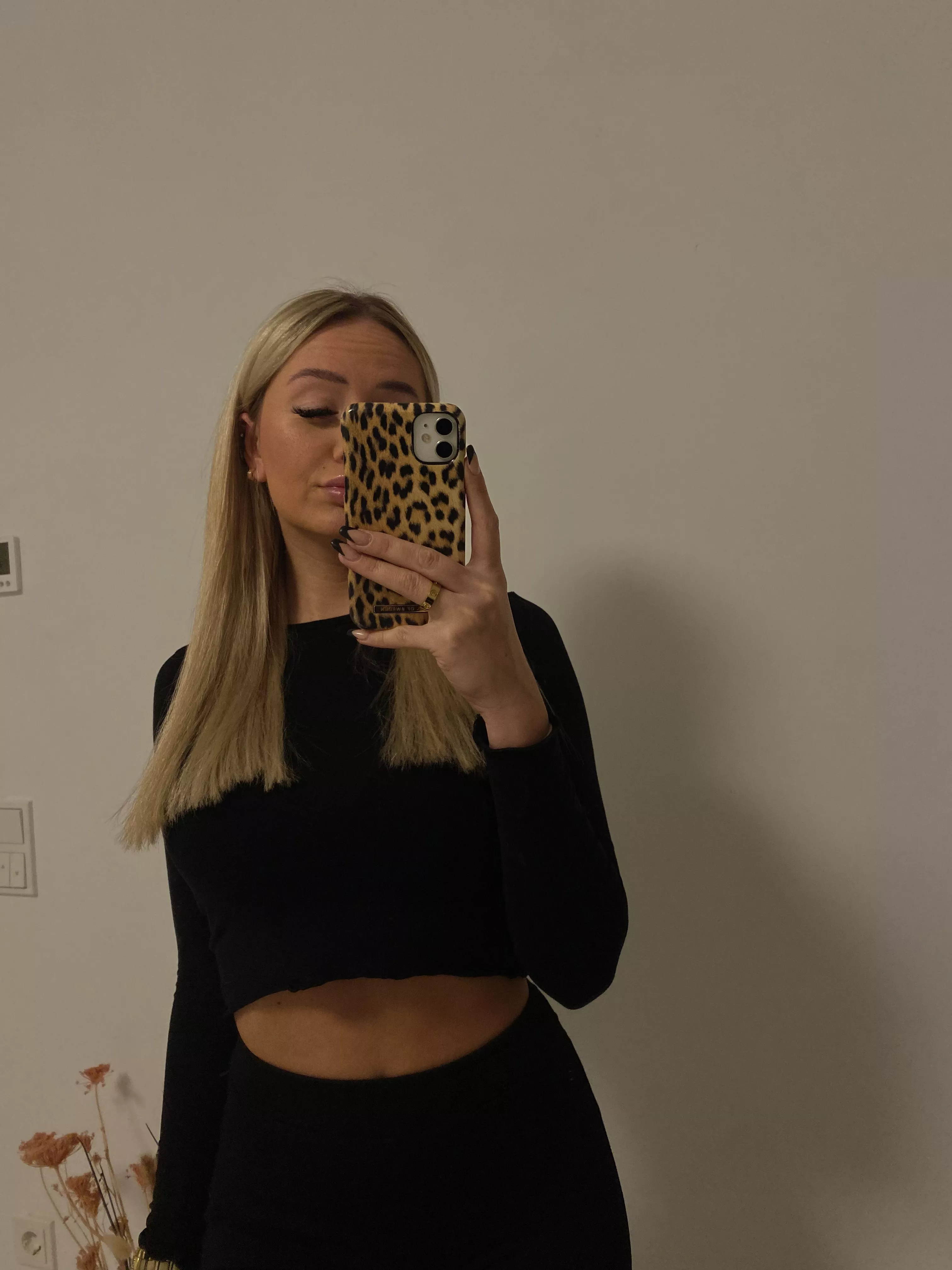 I badly wanna see someone lick my titties 🥺will you?