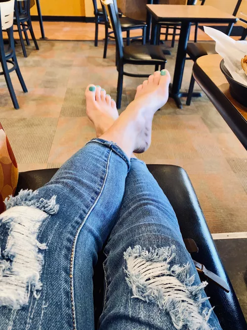 I didn’t get much love on the cis feet page, can I get some more love here for a big girls feet? 😘 🏳️⚧️