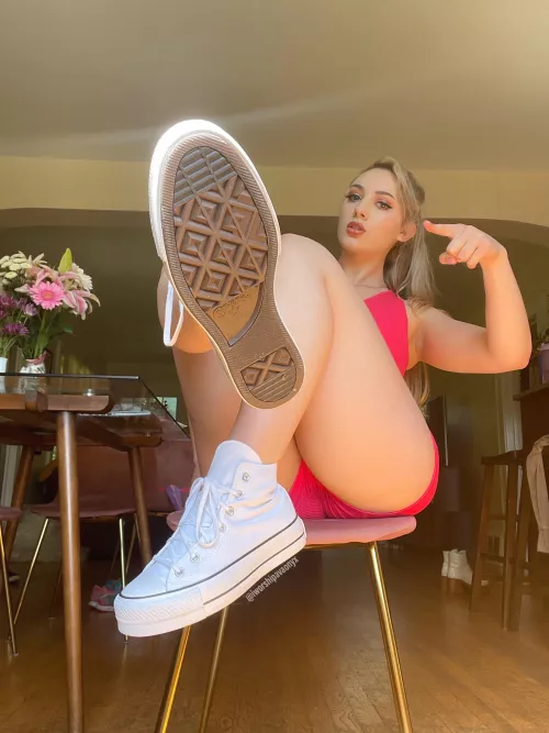 I didn’t wear any socks to the gym today.. My feet are so sweaty and smelly. Now be a good bitch and lick them clean.