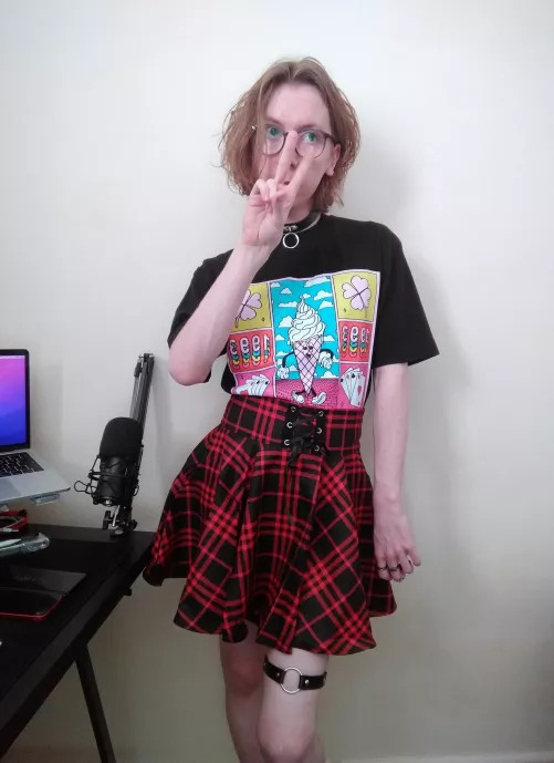 I don't know how to use makeup - luckily all I do is play video games so no one has to see my face 🙌