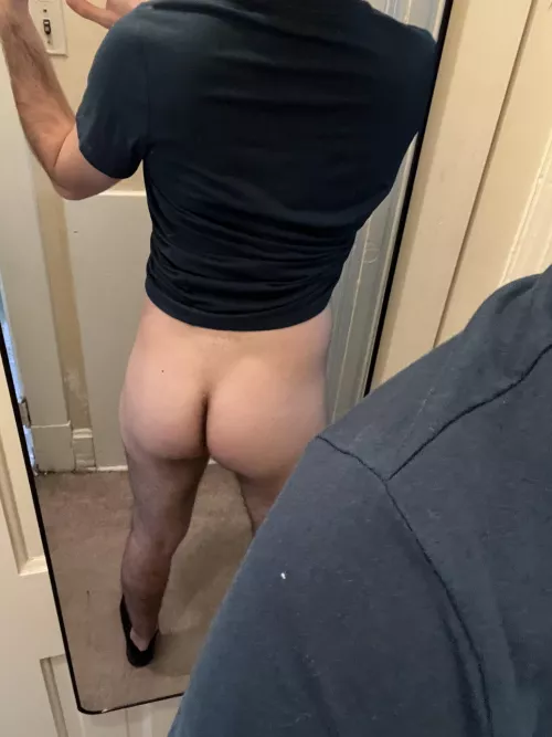 I don’t usually show my ass, but let’s fuck around and find out 😏