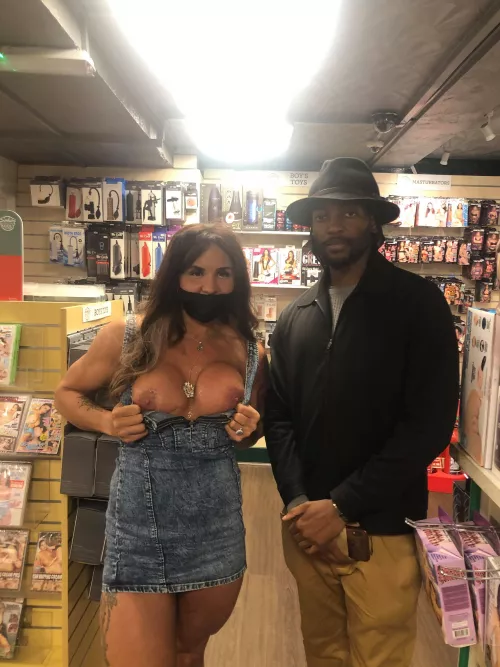 I [f] Flashed my tits to this guy i'd just met in a sex shop