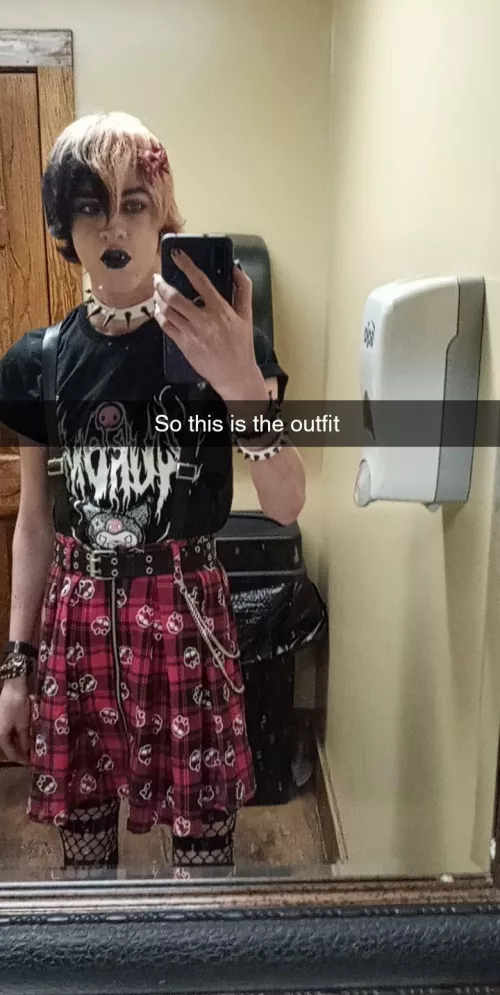 I got hit on by a bunch of straight dudes, so i hid in the bathroom 😖