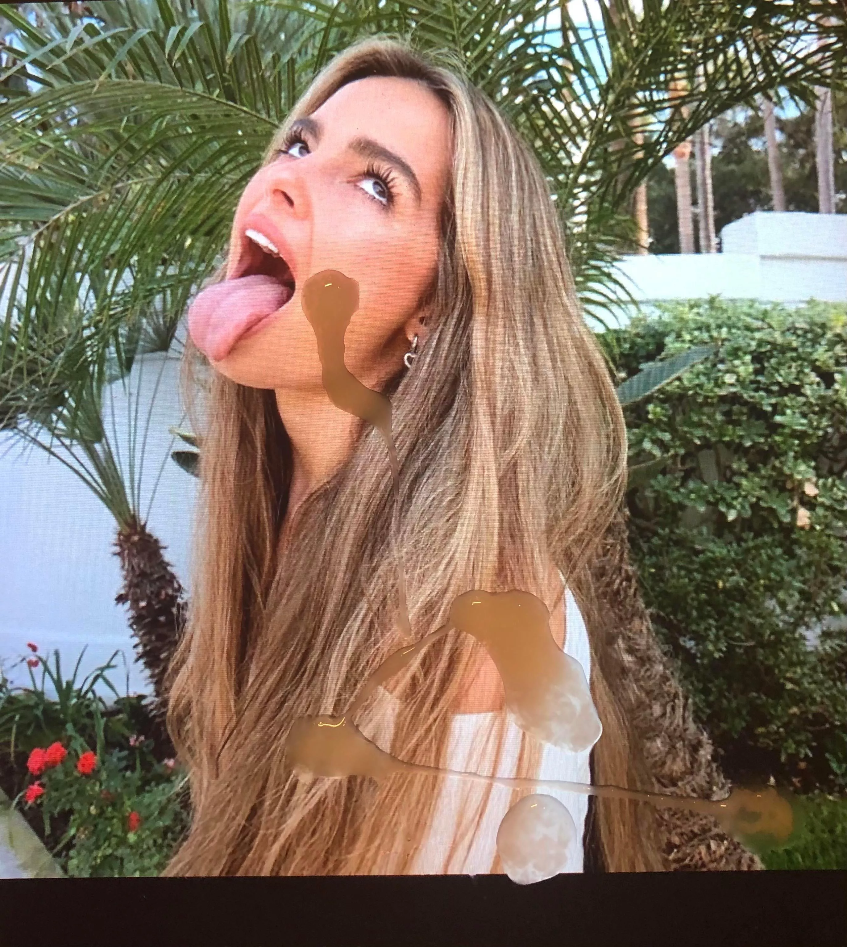 I have a gf but like cumming to other girls, hmu to get splattered girls 🍆💦