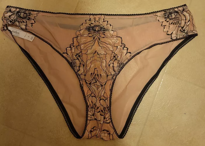 I haven't shared in a bit, these are a new pair my wife bought. Her scent is amazing.