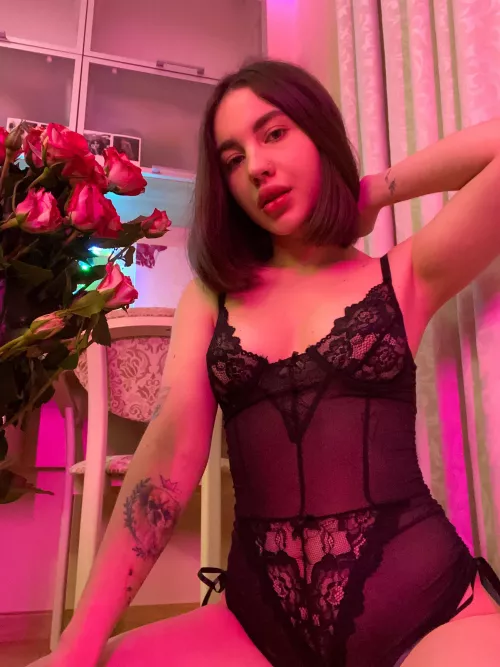 I hope petite brunettes are your type ☺️