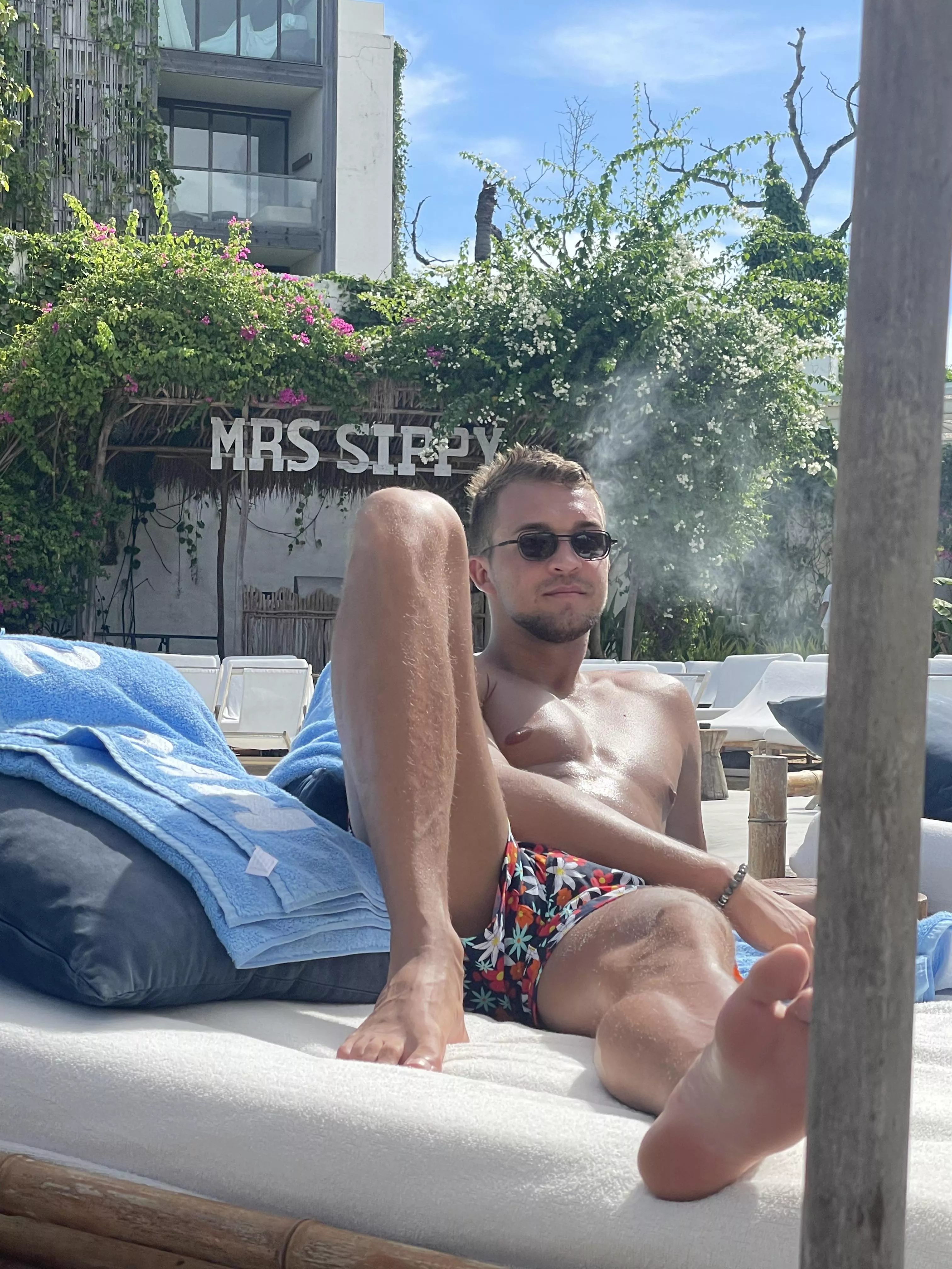 I just took a picture of this hot stud who was with his gf next to my daybed, and I think he realised that I’m talking this picture 😭 those feet tho