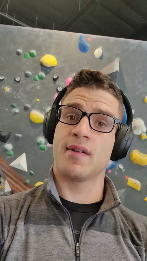 I keep sending my friends videos about climbing. When they don't want to join, I send them more videos explaining why they need to climb with me🤣 who could say no to this face? 🥺😆