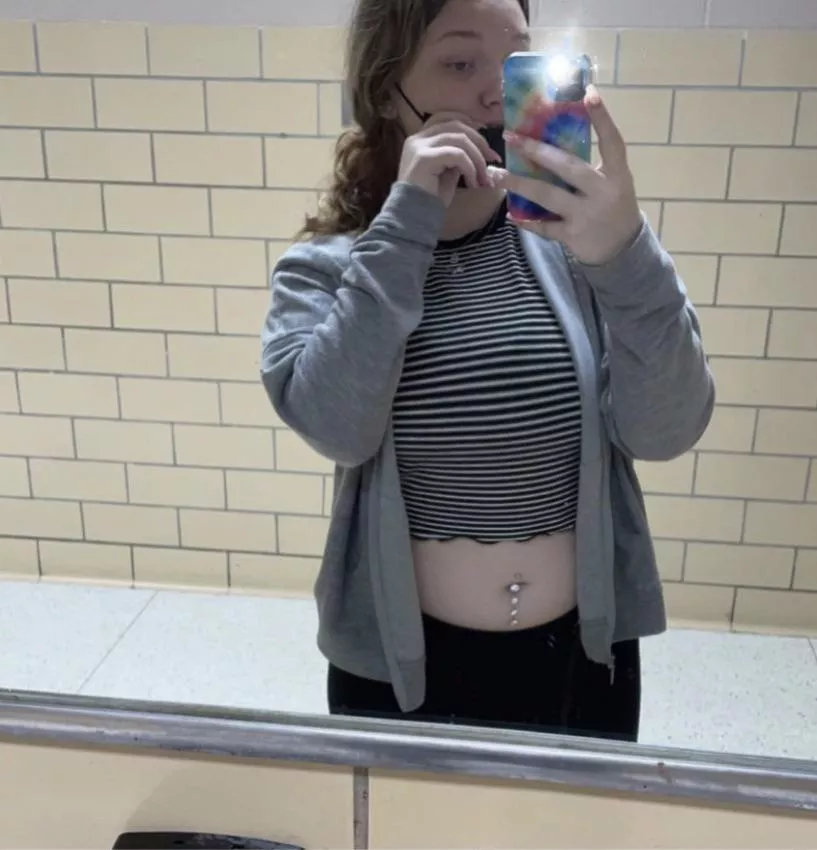 i know im not that big but this pic made me realize how chubby i got in the past 6 months or so lol my stomach never used to stick out of this crop top😋😩