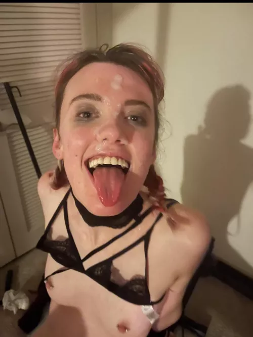 I like rough face fucking and facials from daddy 🥰
