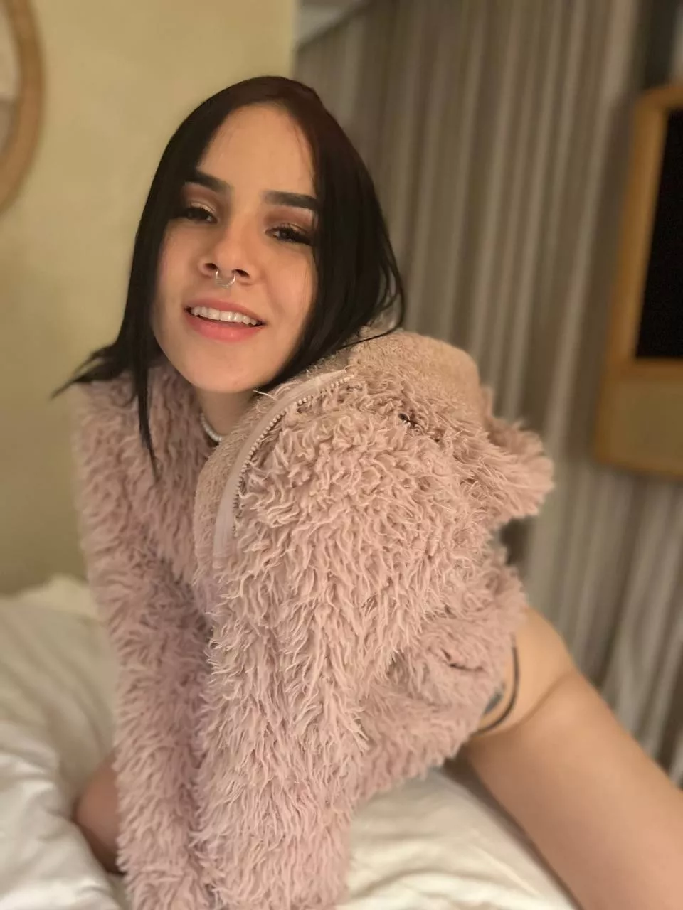 I like to play when I'm naked so tell who likes it😈