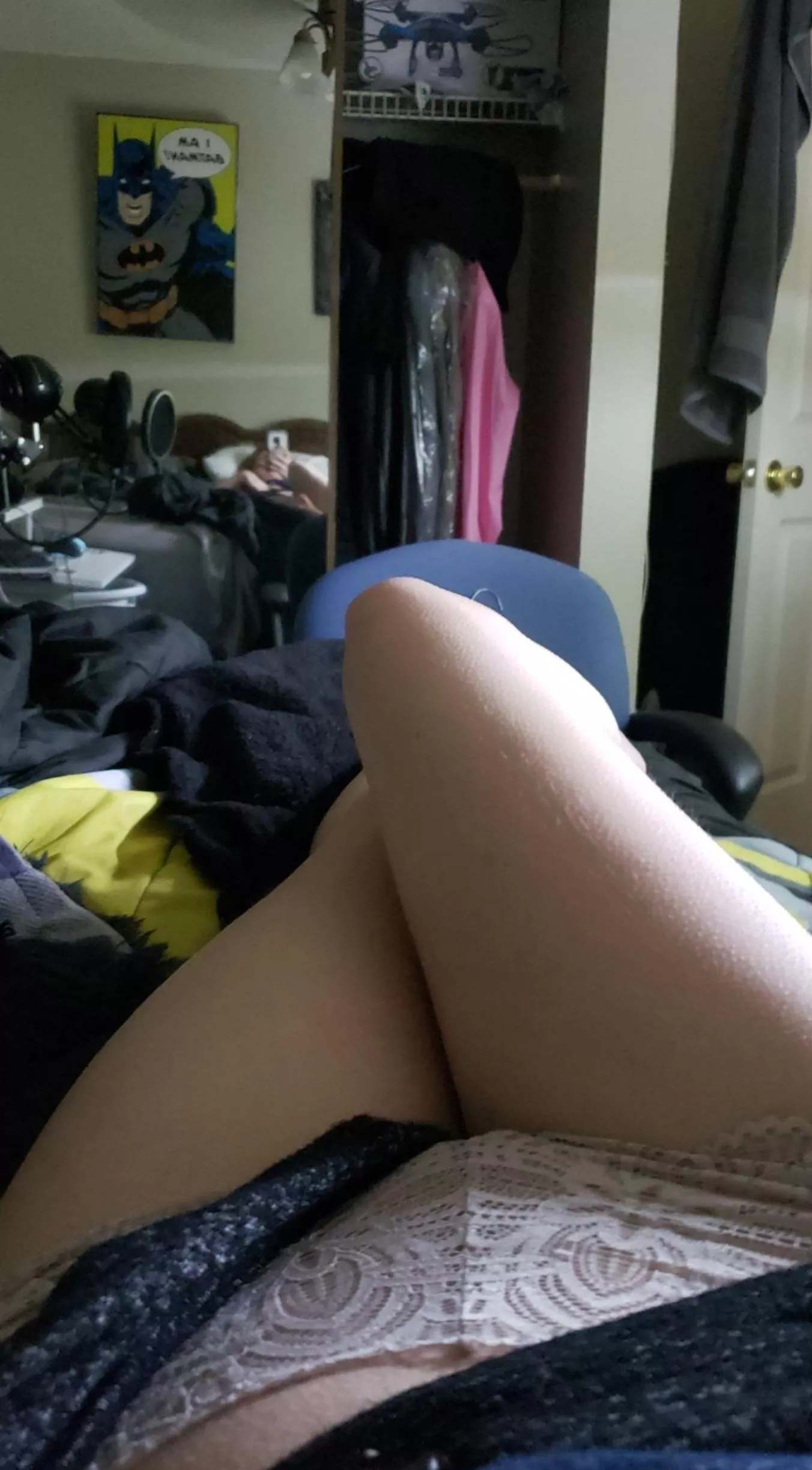 i like to wait like this for him to come home 🙈