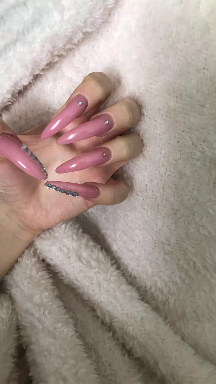 i love my long pink nails👀💕