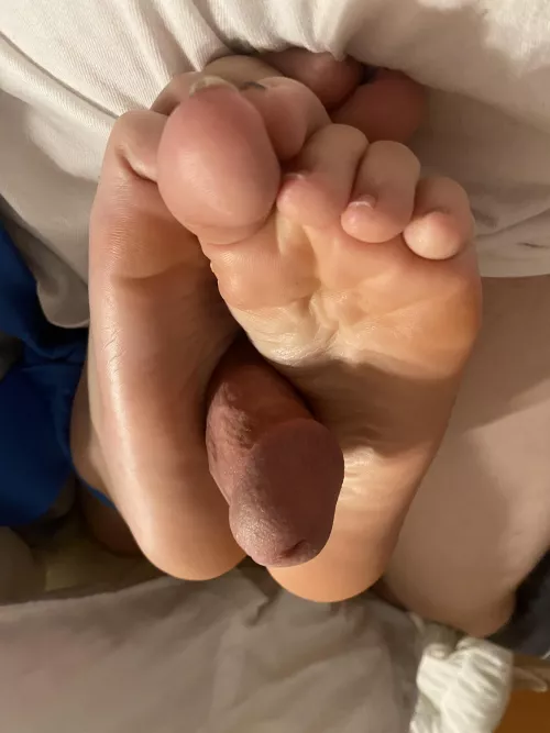 i love stroking daddy’s cock with my feet together like a tight lil pussy 😽