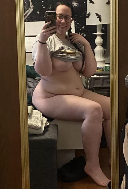 I love the way my belly sits on my thighs ๐