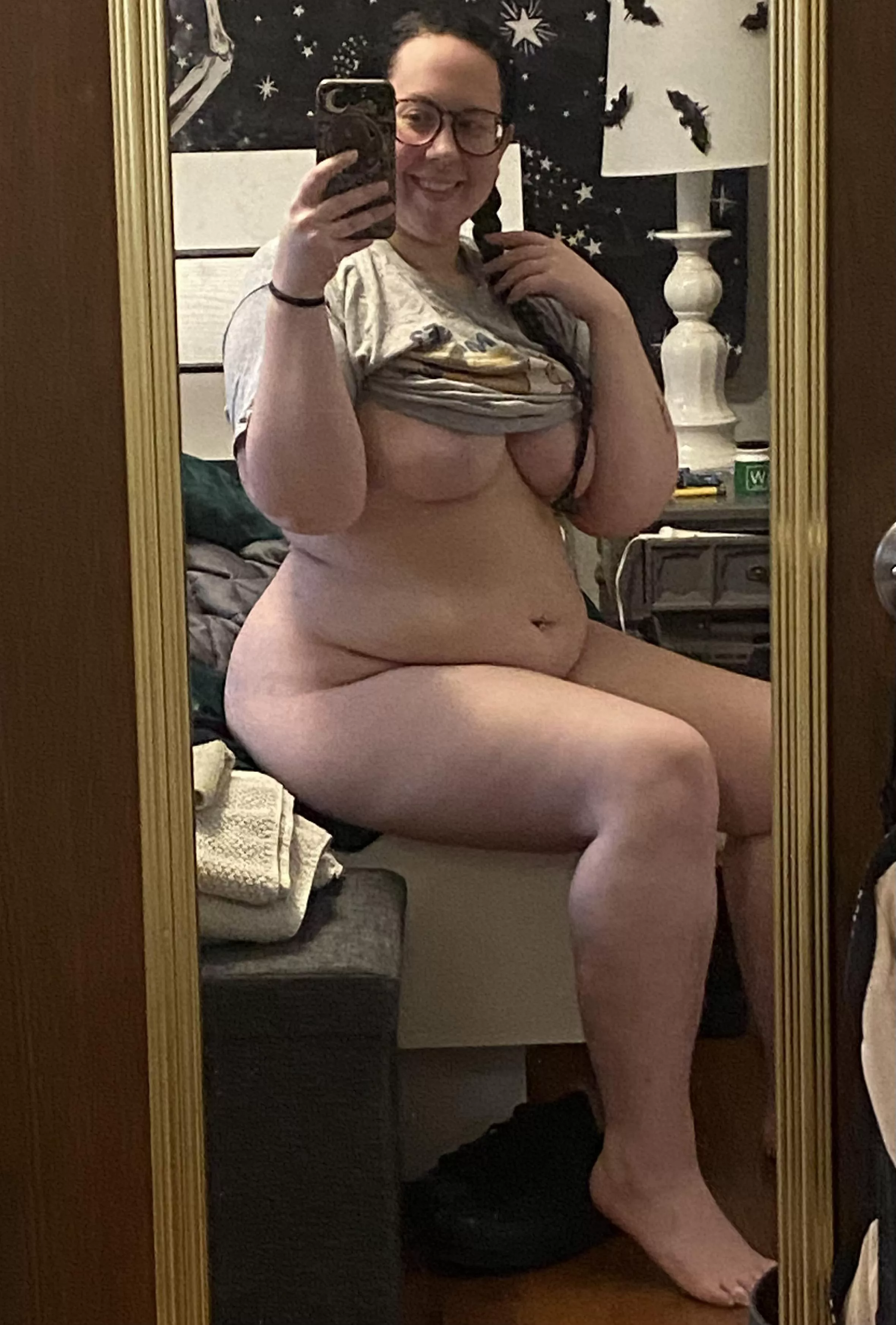 I love the way my belly sits on my thighs 🙈