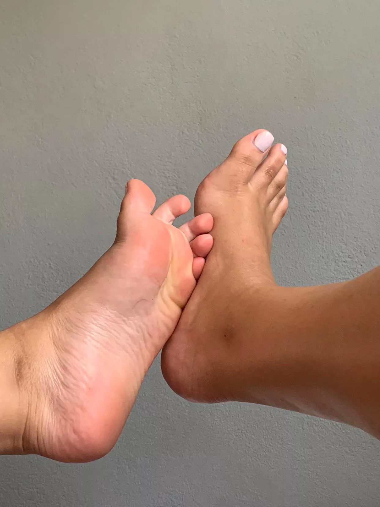I need someone to come lick my soles😏