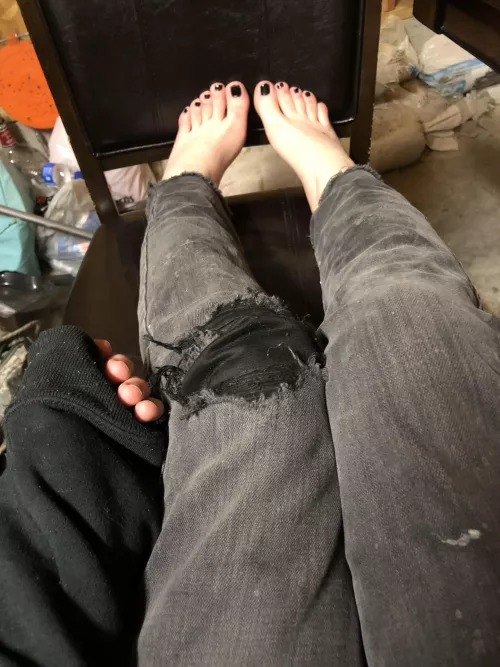 i need someone to suck my toes 🥺