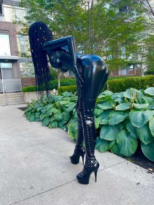 I really love wearing my latex catsuit out in public 😍