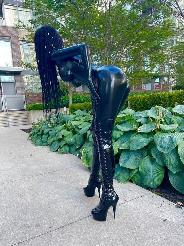 I really love wearing my latex catsuit out in public 😍