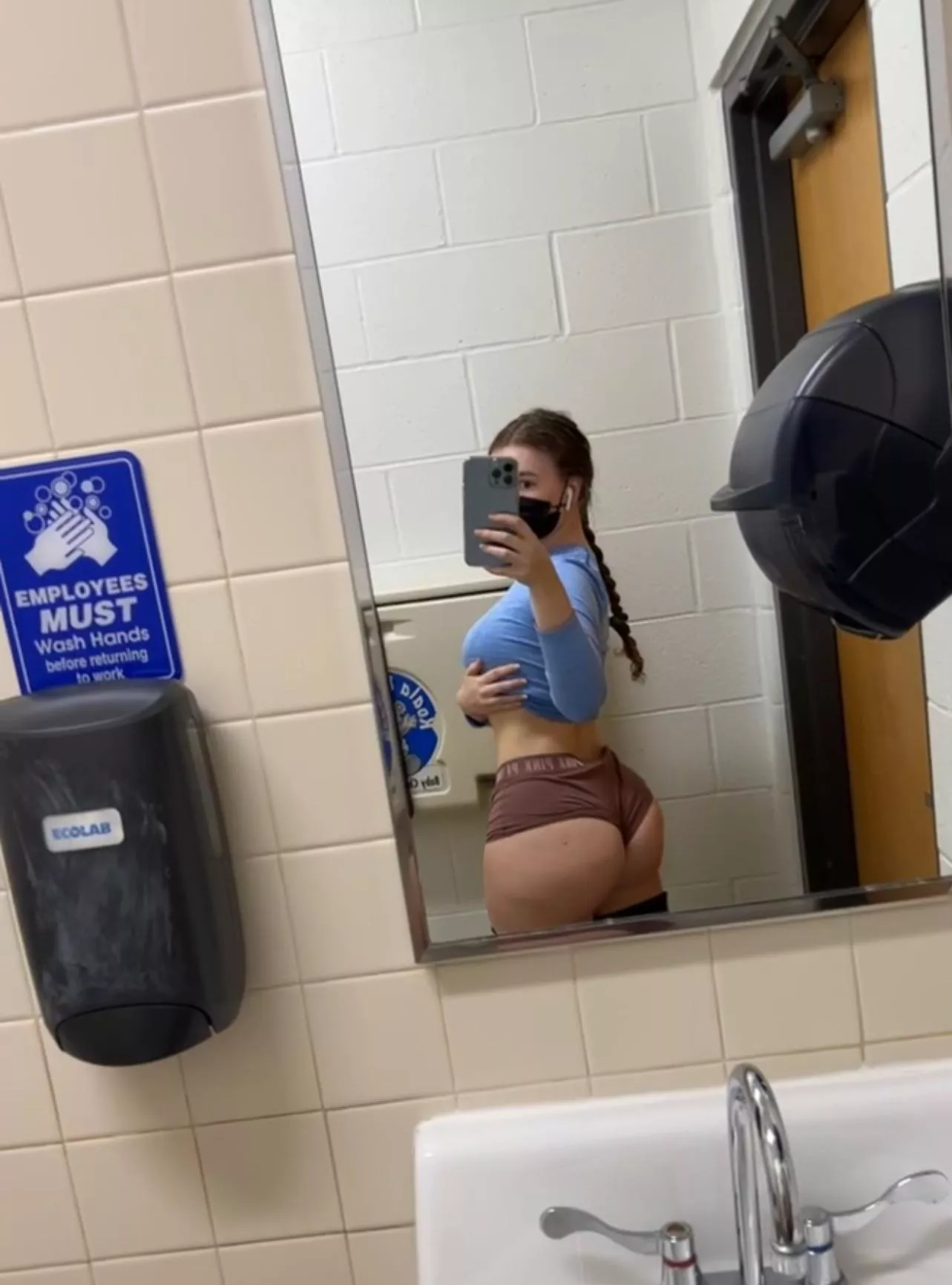 I see why people stare 🤷🏼‍♀️ [f]