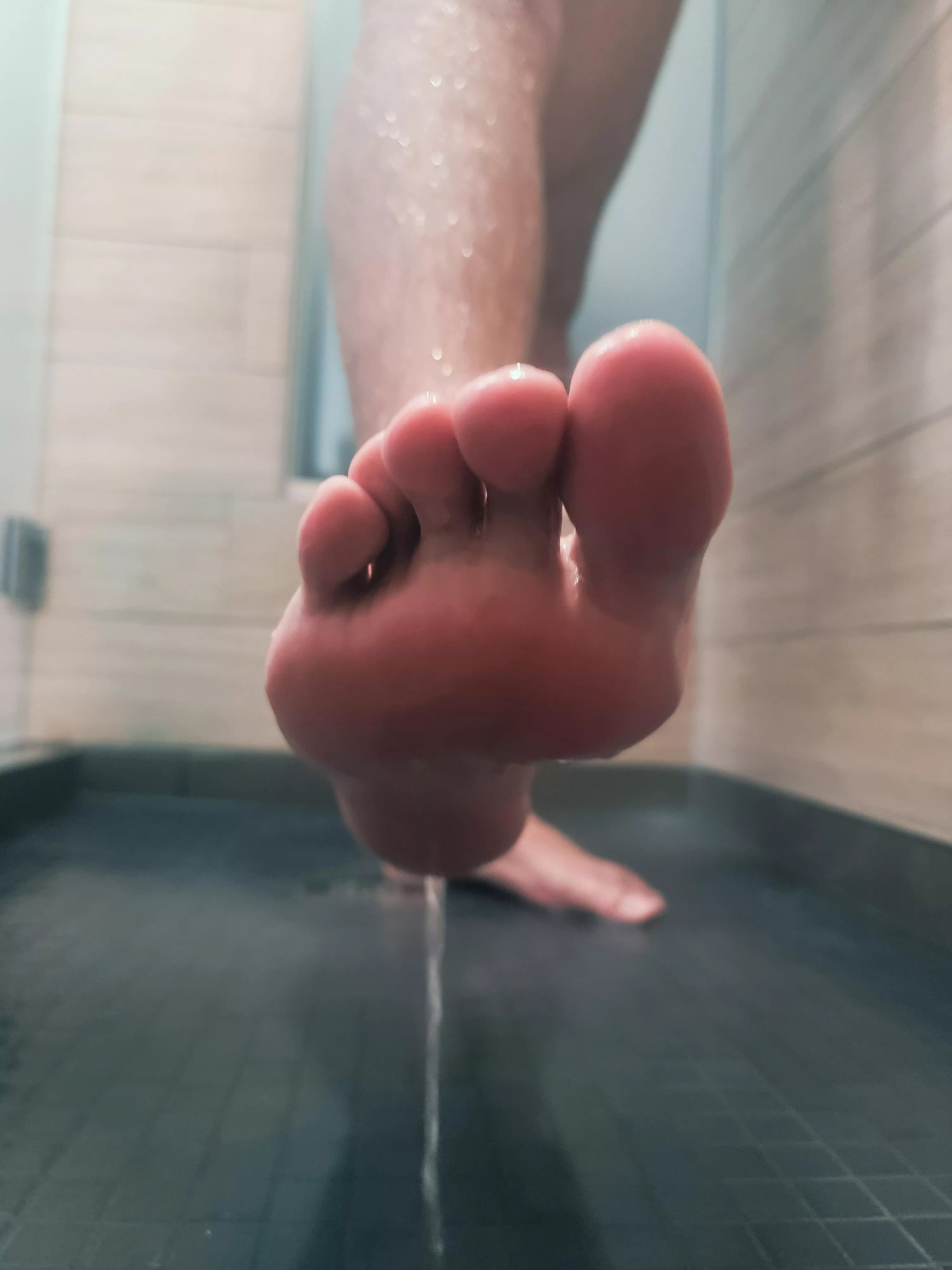 I see you looking at me feet while I shower. You want an up close view? 💦👣🚿