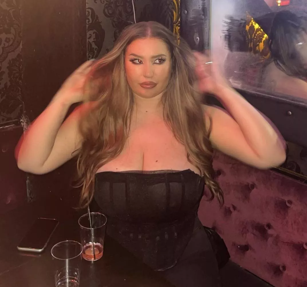 I SWEARRR I only like BBC. So yes, show off to my dm and vote up if you would fuck me :)