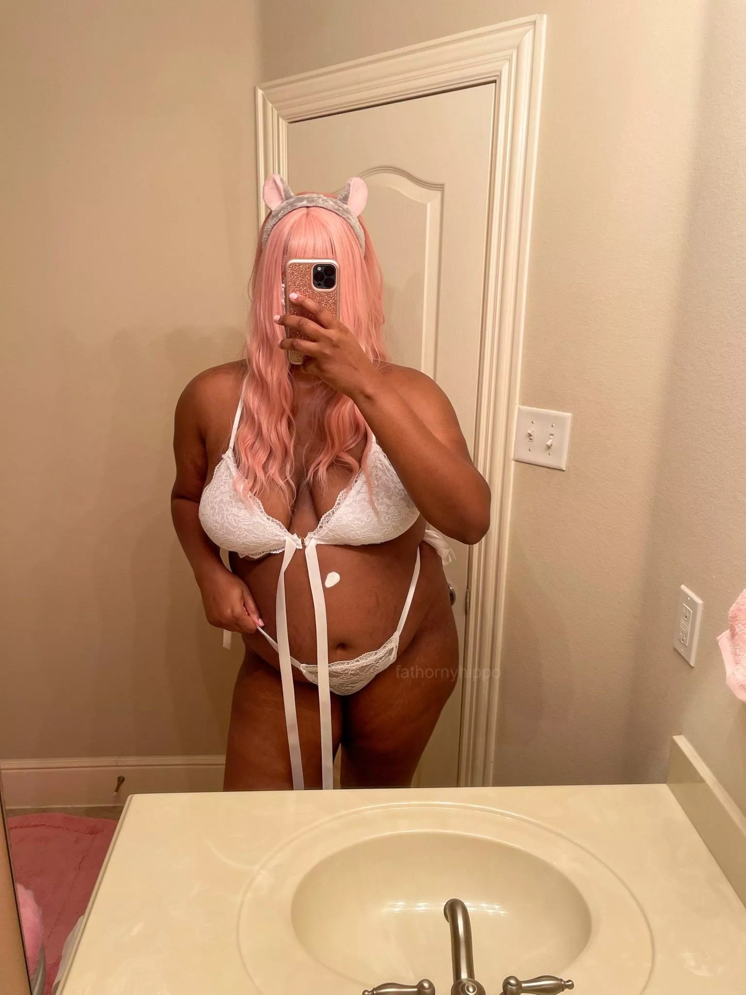 I think black women look INCREDIBLE in white!! 🤍