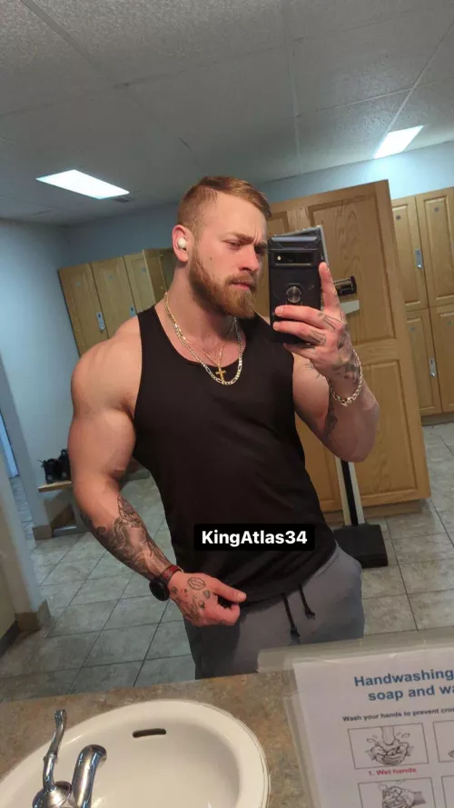 I think this forum should be called “Sexy Guys With Tattoos” 💪🏼